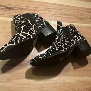 Urban Outfitters Black and Cream Ankle Boots Sz9